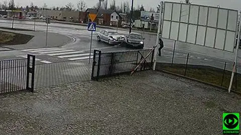 Śrem. Pieszy uniknął potrącenia po zderzeniu dwóch aut