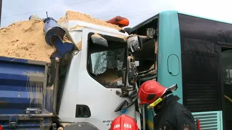 Ciężarówka wjechała w autobus. Siedem osób w drodze do szpitala