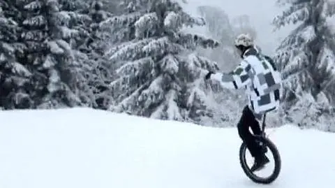 Monocyklem zjechał po stoku 