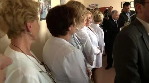 Jarosław Kaczyński z pielęgniarkami