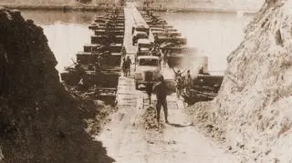 Egipskie wojsko przedziera się przez Kanał Sueski (zdjęcie z 7.10.1973 r.)