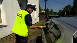 W sobotę w życie weszło ograniczenie immunitetów m.in. parlamentarzystów, sędziów i prokuratorów w sprawach dotyczących wykroczeń drogowych. Dotychczas, aby policjant mógł wręczyć np. mandat parlamentarzyście, ten musiał ukryć, że jest posłem. Tak właśnie było w przypadku Andrzeja Biernata, którego zatrzymanie zarejestrowały kamery Faktów. Poseł nie zasłaniał się immunitetem i mandat za drobne uchybienie drogowe przyjął. Obowiązujące od soboty zmiany odnośnie ograniczenia immunitetów nie wywołały kontrowersji, ale objęcie ustawą sędziów wzbudziło wątpliwości konstytucyjne. Jak nowelizację oceniają politycy, policjanci i sędziowie? O tym więcej w Faktach o 19:00 opowie Michał Tracz. 