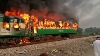 W pożarze pociągu w Pendżabie zginęło kilkadziesiąt osób