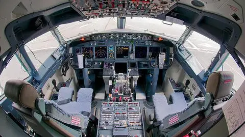 Pilot nie mógł wrócić za stery. Kolega się zamknął i zasnął