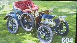 Najstarszy istniejący samochód Rolls Royce poszedł pod młotek. Prywatny kolekcjoner, który pragnął zachować anonimowość, wyłożył za niego 7,2 miliona dolarów - najwięcej w historii za auto tej marki. To także najwyższa kwota jaka zapłacono za pojazd sprzed 1905 roku. (APTN)
