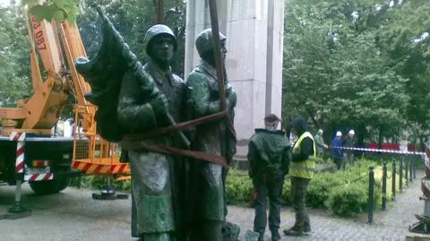 Usunięto pomnik Wdzięczności Armii Radzieckiej z pl. Wolności w Katowicach