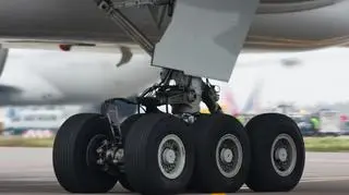 Opony samolotów czasem pękają. Najczęściej przy lądowaniach. Przeważnie kończy się to małym pożarem, szybko gaszonym przez strażaków