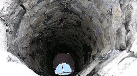 Wpadł do 11-metrowej studni i przeżył