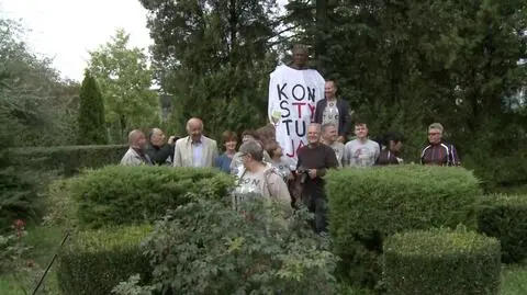 "Konstytucja" na pomniku Żeromskiego