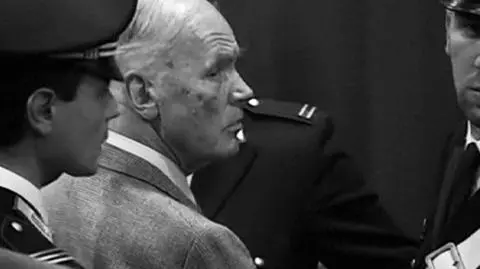 Grób z numerem, nazwisko w zalakowanej kopercie. Priebke pochowany w tajemnicy