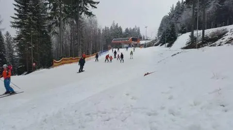 Śnieg na stokach narciarskich w Karkonoszach