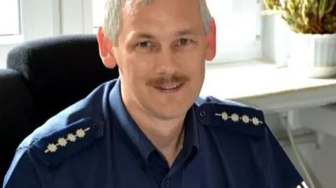 Jawor: 2-latek zakrztusił się lizakiem. Pomógł mu policjant