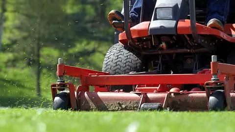 Pijany jeździł po cmentarzu kosiarką. Zderzył się ze skuterem