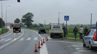 Kobieta szła z córkami w wieku 6 i 10 lat