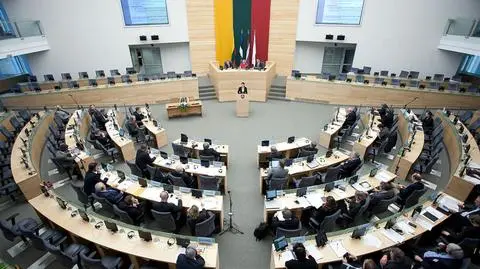 Rząd Litwy spierał się o symbole w nowym polskim paszporcie (materiał "Faktów" TVN z 5 sierpnia)