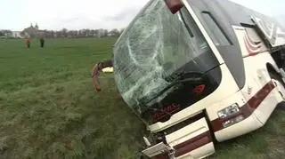 Szwedzki autokar wjechał do rowu i się przewrócił 