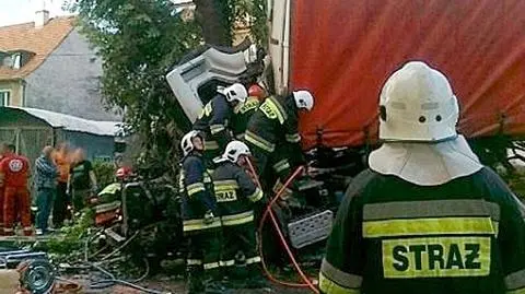 TIR przeciął rondo i uderzył w drzewo. Kierowca zginął