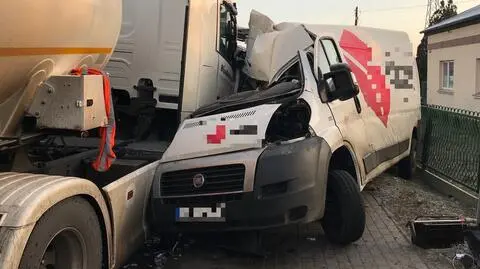 Kalisz:Bus firmy kurierskiej zderzył się z cysterną