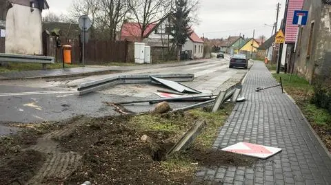 Siercz. Uszkodził bariery, zniszczył znaki i odjechał. Kierowca tira miał niemal dwa promile
