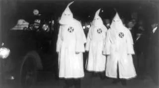 Trzech członków Ku Klux Klanu w czasie marszu w 1922 roku