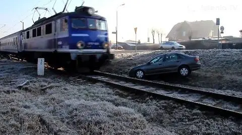 Jelenia Góra: auto zjechało na tory