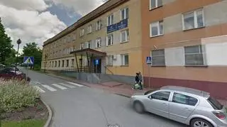 Mężczyzna uciekł, skacząc z okna toalety