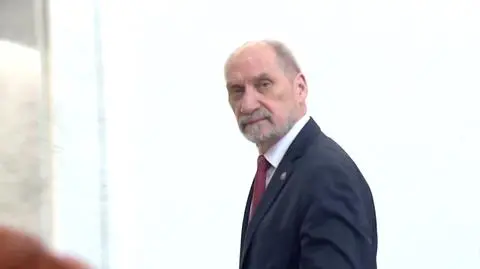 Przez zakorkowane miasto na sygnale. Droga Macierewicza do Sejmu