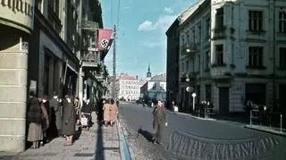 Powiewająca flaga ze swastyką na obecnej ulicy Śródmiejskiej
