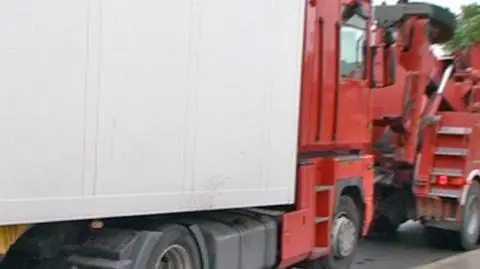 Dwa TIR-y w rowie, dwa w poprzek jezdni