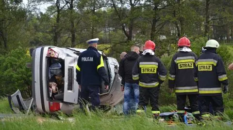Uciekali przed policją. Kierowca i pasażerka zginęli. Cztery osoby ranne.