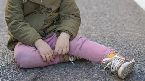 Poznań: Policjanci uratowali 2,5-letnią dziewczynkę