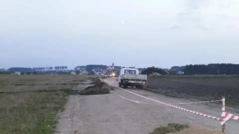 Kolejny rolnik blokuje drogę