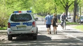Policja stoi na chodniku