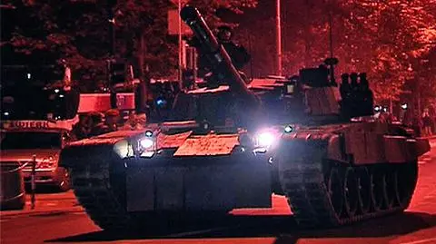 Czołgi i transportery na ulicach Warszawy