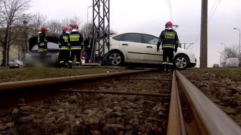 Wymusił pierwszeństwo, zatrzymał się na torach