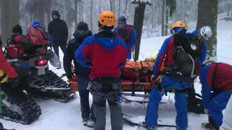 GOPR dotarł do turystów na zamkniętym szlaku. Kobieta z urazem kręgosłupa