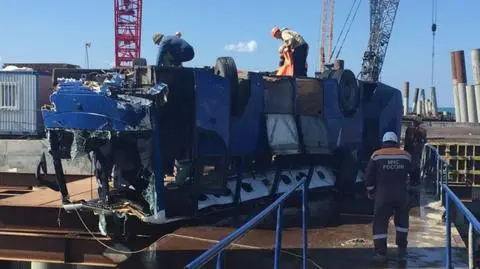 Wrak autobusu został wyciągnięty z wody