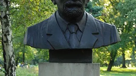 Olej i fekalia na pomniku Kuklińskiego. 
To czwarta dewastacja 
