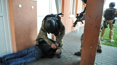 Podrabiali dolary i zamieniali je na złotówki. Wpadli po pół roku