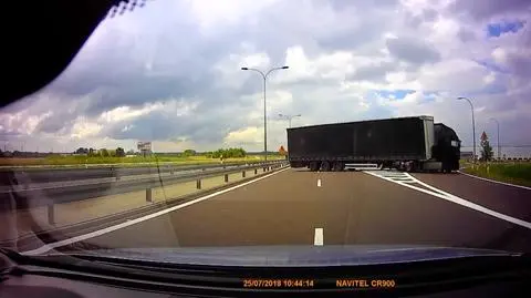 Tir jechał pod prąd na obwodnicy Garwolina. Skręcił, zablokował trasę