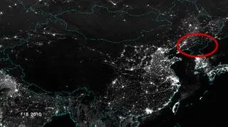 Nocne niebo nad Azją w 2010 roku. W "kółku" Korea Północna