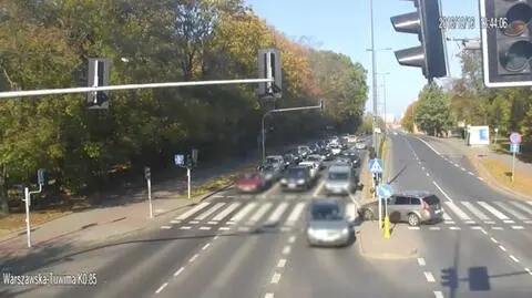 Olsztyn: Skosił sygnalizator, zatrzymał się między autami