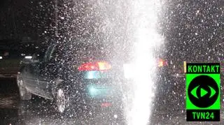 Potężna fontanna na środku jezdni