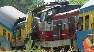14.07 |Chociaż sam został ranny, rzucił się ratować innych. Lekarz Kamil Winnik, pasażer pociągu, który we wtorek zderzył się z drugim składem w Korzybiu niedaleko Słupska stał się bohaterem dla poszkodowanych w wypadku. O który zresztą wciąż padają pytania: jak mogło dojść do takiej tragedii? (TVN24)
