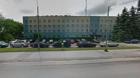 Bezdomny zmarł na komendzie. "Miał krwiaka mózgu"