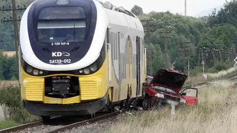 Audi wjechało pod szynobus. Kierowca zginął na miejscu