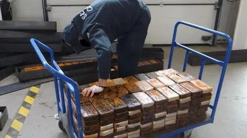W podłodze ciężarkówki ukrytych było 300 worków, w których łącznie było 150 kg heroiny