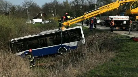 Kraków. Autobus wjechał do rowu. Dziewięć osób poszkodowanych