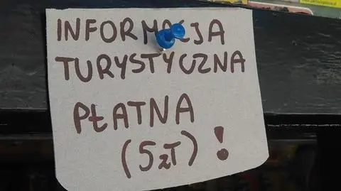 W tym kiosku kupisz informację turystyczną. Za pięć złotych