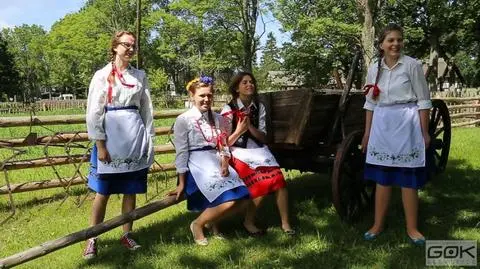 "Ona tańczy dla mnie" po kaszubsku. 
Weekend: to wisienka na torcie 
